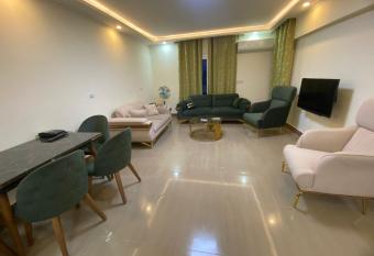 Late Checkin Near Airport Rehab has rooms with a private hot tub