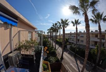 PLAGE et PORT DE SANARY has Balcony rooms