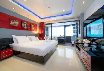 Studio Apartment in Bangla Rd has rooms with a private hot tub