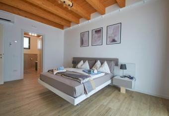 Ca  Brazzo Bed Relais has rooms with a private hot tub