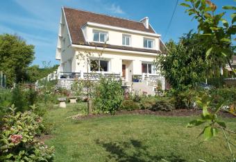 Au Jardin Saint Laurent allows 18 year olds to book a room