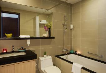 Somerset Central TD Hai Phong City has rooms with a private hot tub