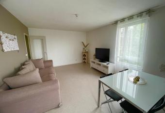 Grand T2 spacieux tr  s calme has Balcony rooms