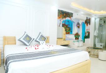Noibai Ville Hotel & Travel has rooms with a private hot tub