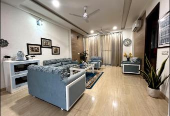 Luxurious 4BR Apartment In Tricity Panchkula By Especial Rentals has Balcony rooms