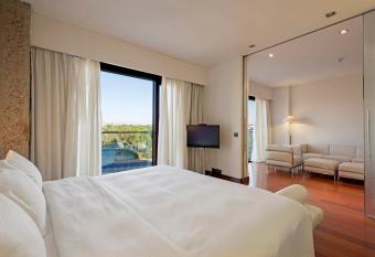 Hilton Madrid Airport has rooms with a private hot tub