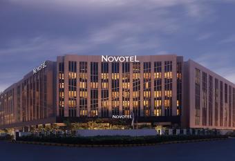 Novotel New Delhi Aerocity- International Airport has rooms with a private hot tub