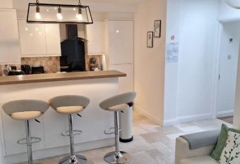 NEW 3 bedrooms Flat in Ashford near Heathrow has Balcony rooms