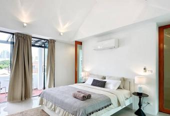 Urban Oasis at Lumpini has rooms with a private hot tub