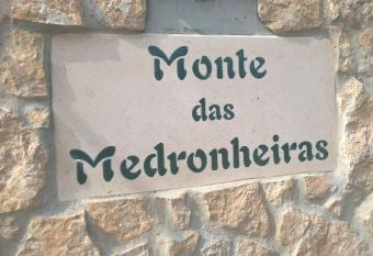 Casa Monte das Medronheiras has rooms with a private hot tub