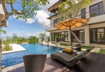 Green GWK Villa has rooms with a private hot tub