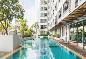 Blissful apartment bangkok Center has Balcony rooms