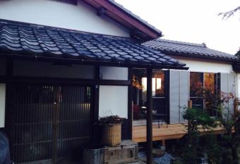 bbq         &             -            -                                                                 has Balcony rooms