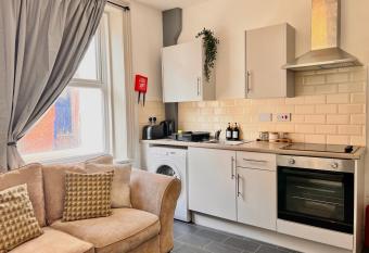 Adelaide Gardens Apartment 2 has Balcony rooms