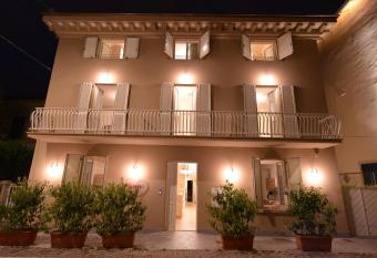 Zephiro Rta has Balcony rooms