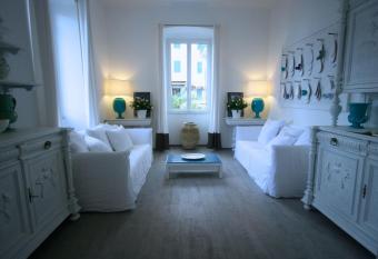 Ca  de Tobia allows 18 year olds to book a room