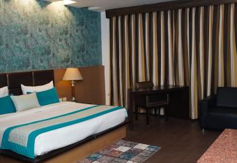 Embassy Inn - Sector 19 has rooms with a private hot tub