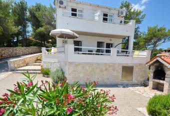 Apartmani Cesarec has Smoking/Balcony rooms