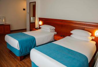 City Inn Palace Hotel has rooms with a private hot tub