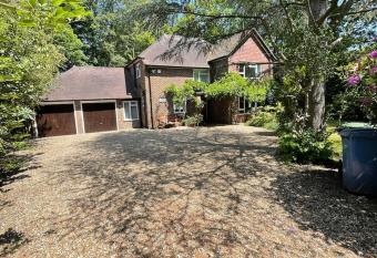 Delux 5 bed house lots private car parking, short walk to high st, shops has Balcony rooms