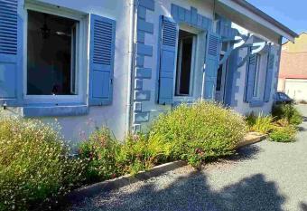 La Mignardise - Jardin & Parking priv  s has Balcony rooms