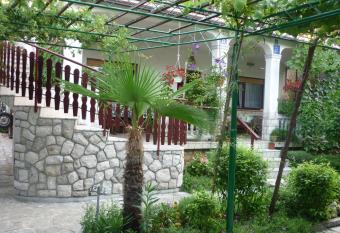 Apartment Marija Selce allows 18 year olds to book a room