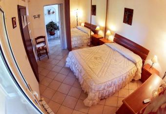 Le Cascatelle has rooms with a private hot tub