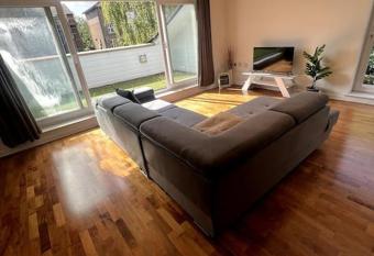 Three Bedroom Luxury Apartment In Croydon has Balcony rooms