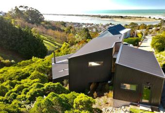 Ocean Views at Rapanui Lodge- 4BR Gem with Parking has rooms with a private hot tub