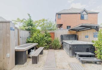 Central City Oasis has rooms with a private hot tub