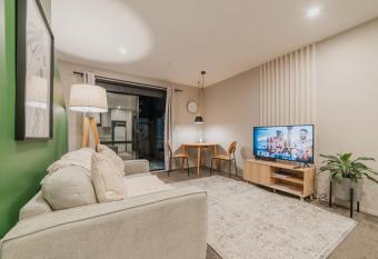 Hot Tub Under the City Lights has rooms with a private hot tub