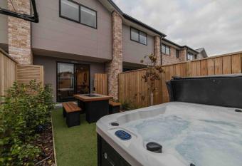 Stones Throw From the Stadium & Hot Tub has rooms with a private hot tub
