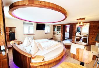 Luxus Romantik Apartment mit Whirlpool und Sauna has rooms with a private hot tub