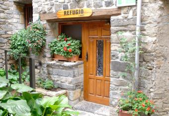Refugio Lucien Briet allows 18 year olds to book a room