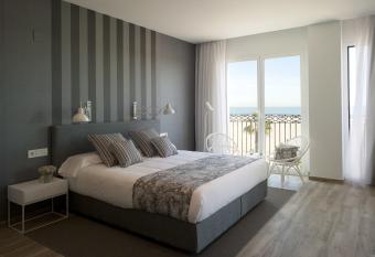 Hotel Boutique Balandret has rooms with a private hot tub