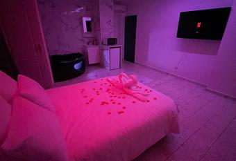 Suite Romantique balneo st Charles has rooms with a private hot tub