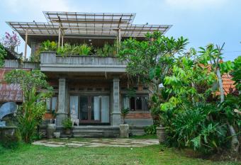 D bandem guest house by Djiwaexperience has Balcony rooms