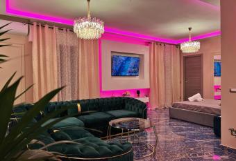 Mirror Suite Luxury has rooms with a private hot tub