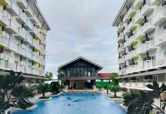 Pool View Condo 333B at Amani Grand Resort near Mactan Cebu Airport has Balcony rooms