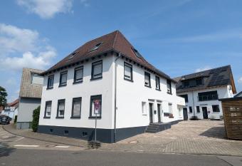 55qm Messe Wohnung, Trade Fair, 6 Minuten zur Messe allows 18 year olds to book a room