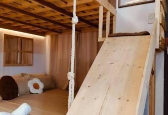 El Nissi Staycation, The Play Cabin, Beside Enchanted Kingdom has Balcony rooms