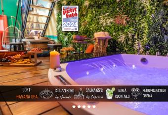 Loft  has rooms with a private hot tub