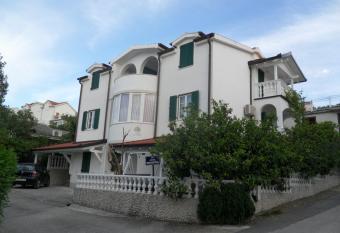 Vila Mateja has Smoking/Balcony rooms