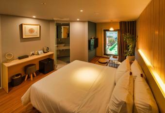 Shinchon Maven Hotel has rooms with a private hot tub