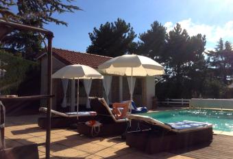 Le Mas de la Talaudi  re allows 18 year olds to book a room