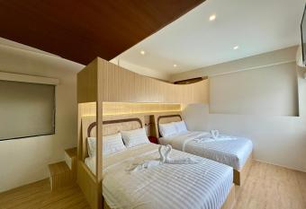 AVALAN PhayaThai airport link has rooms with a private hot tub