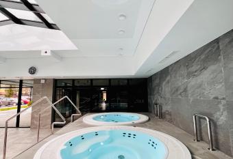 Green Port Pink&Blue Ko  obrzeg Podczele baseny, sauny, si  ownia, sala zabaw, parking has rooms with a private hot tub