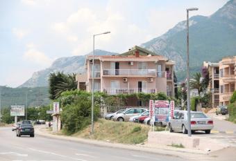 Apartments Petricevic has Smoking/Balcony rooms