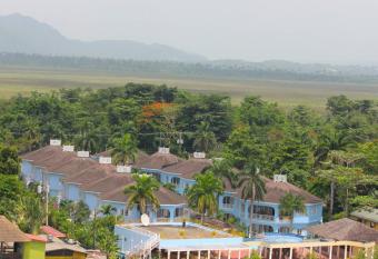 Beachcomber Club Resort has Balcony rooms