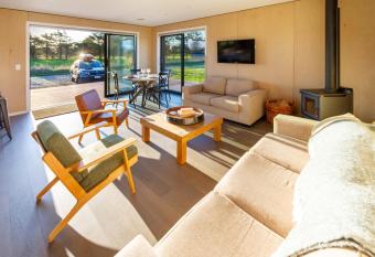 Lincoln Hideaway Relaxing Country Vibes has Balcony rooms